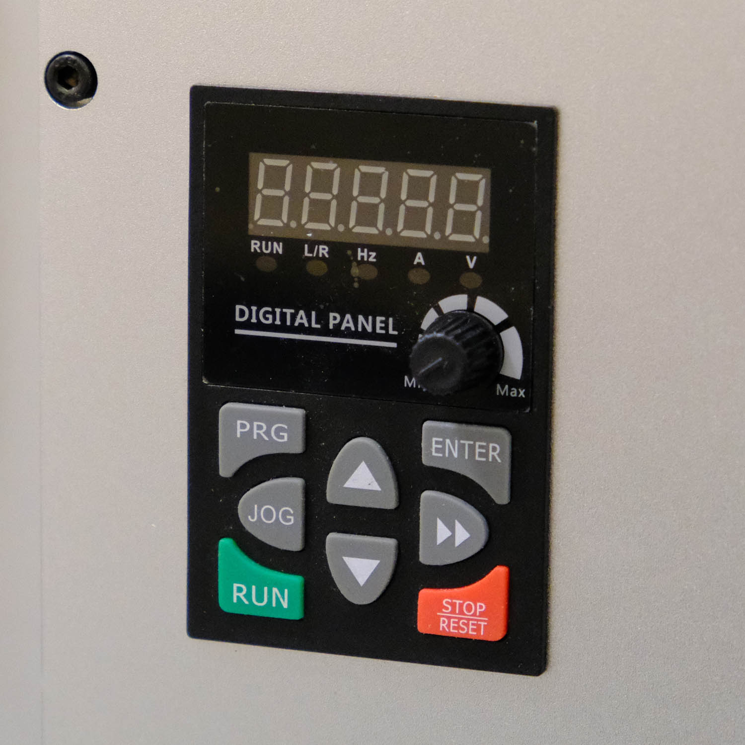 Spindelinverterpaneel ingebouwd in de behuizing van de freesmachine